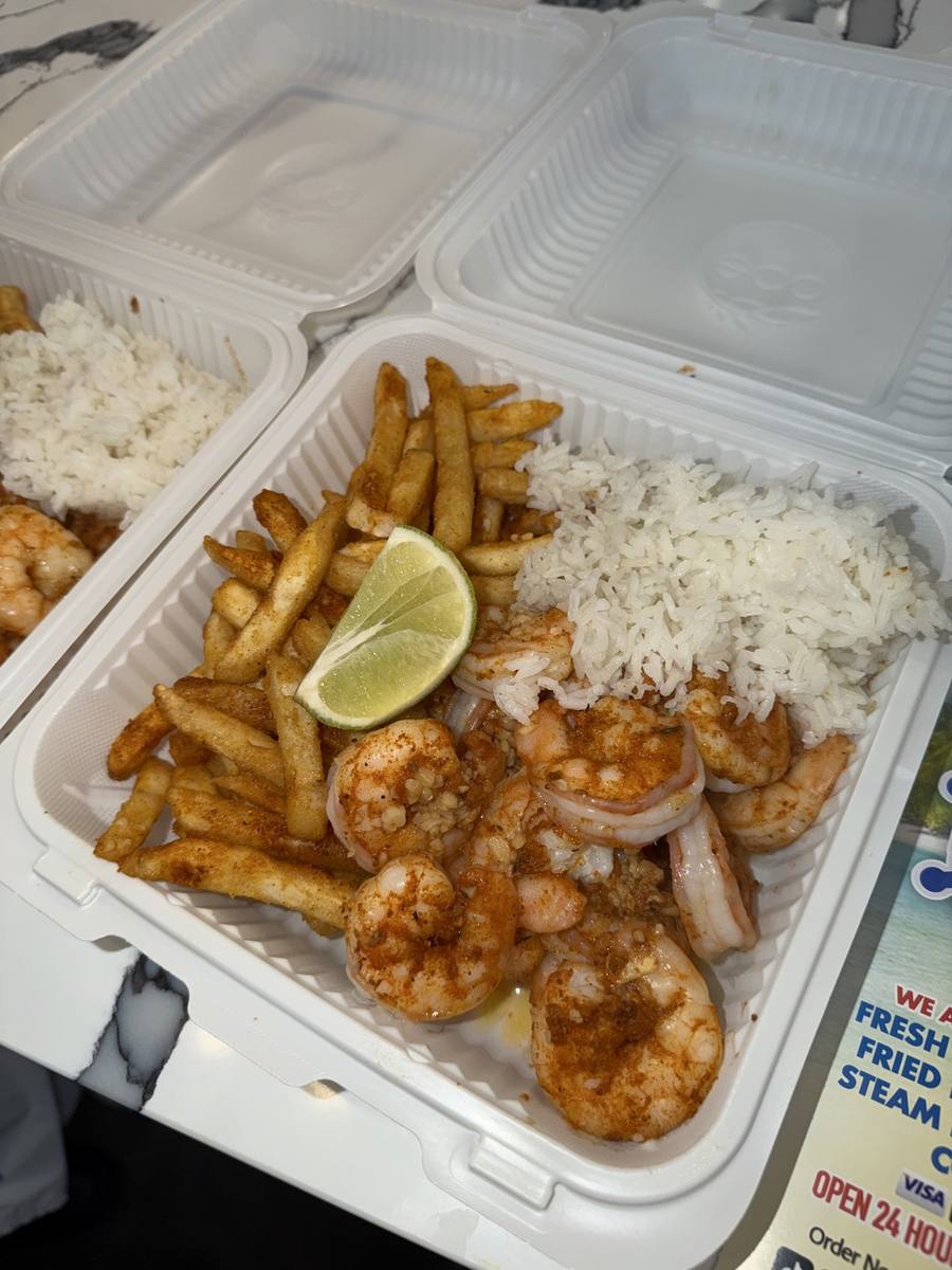 Breaded shrimp with tostones